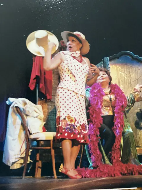 Chichita con traje a lunares y sombrero