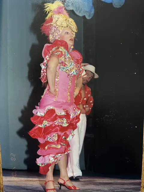 Chichita con vestido rosa de volados